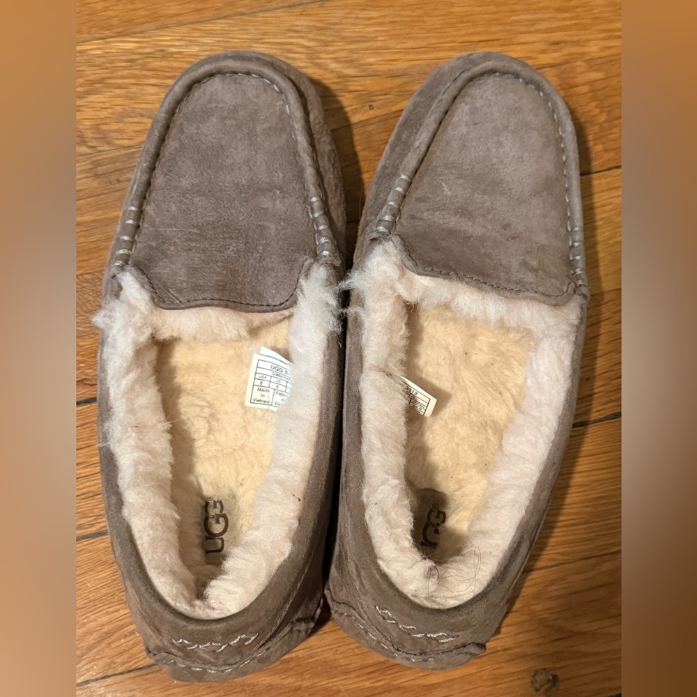 UGG Ansley Women's Slippers Size 8
